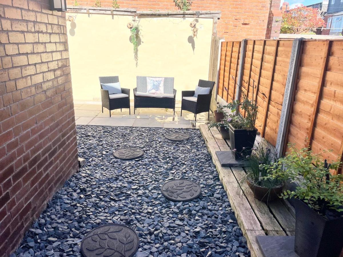 Entire Holiday Home In Blackpool With Free Parking And A Private Patio Garden Екстер'єр фото