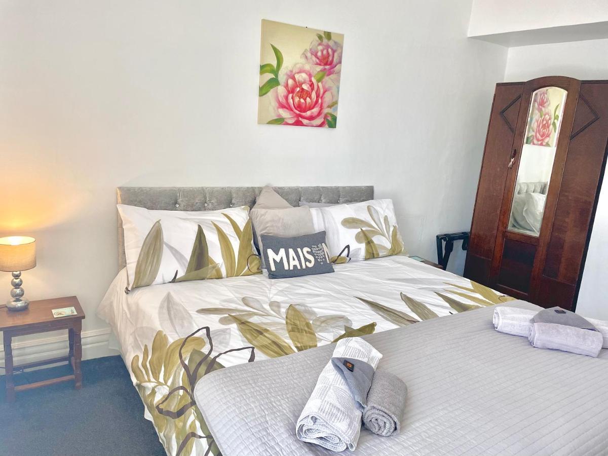 Entire Holiday Home In Blackpool With Free Parking And A Private Patio Garden Екстер'єр фото