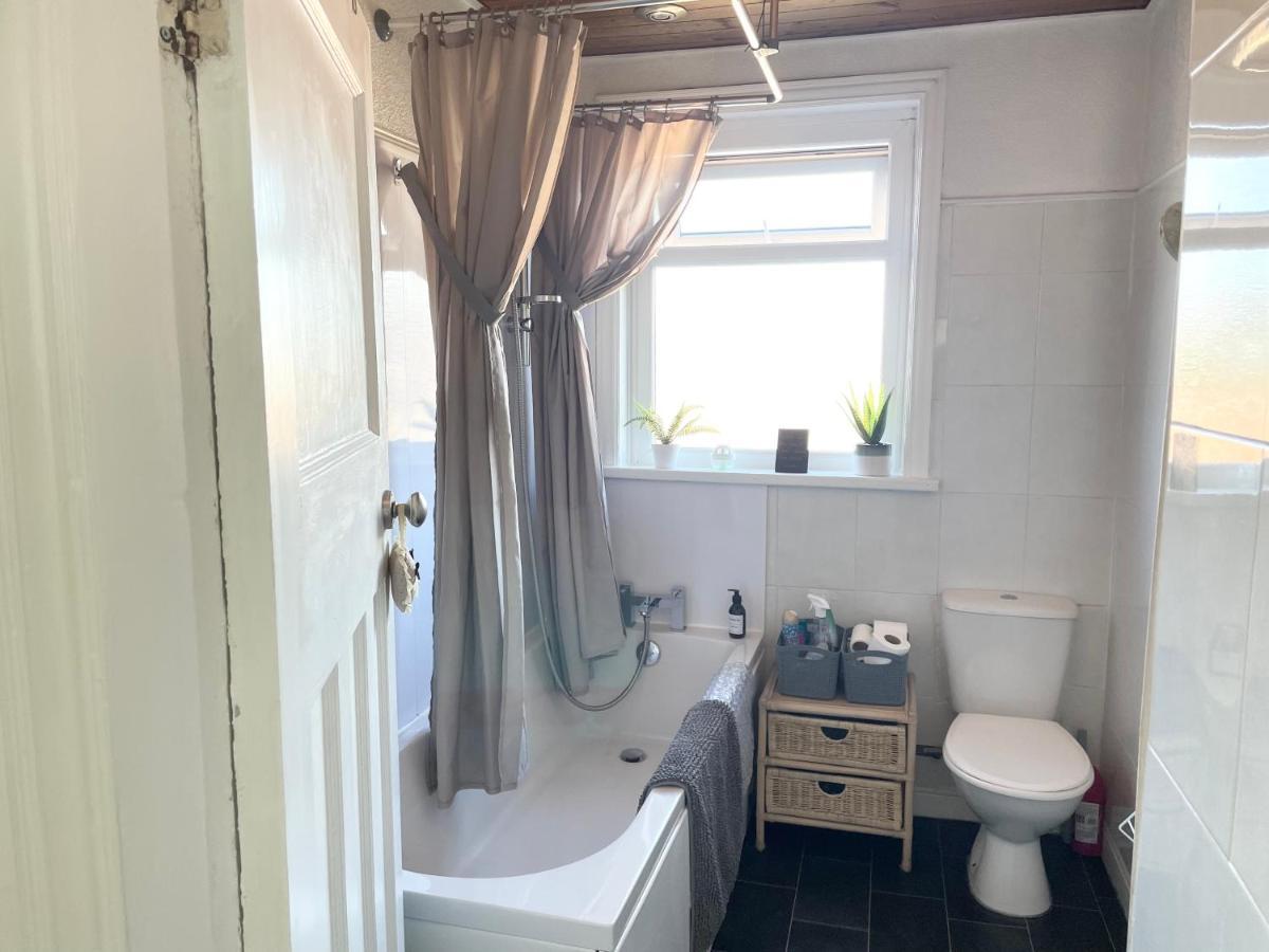 Entire Holiday Home In Blackpool With Free Parking And A Private Patio Garden Екстер'єр фото