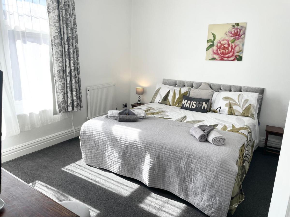 Entire Holiday Home In Blackpool With Free Parking And A Private Patio Garden Екстер'єр фото